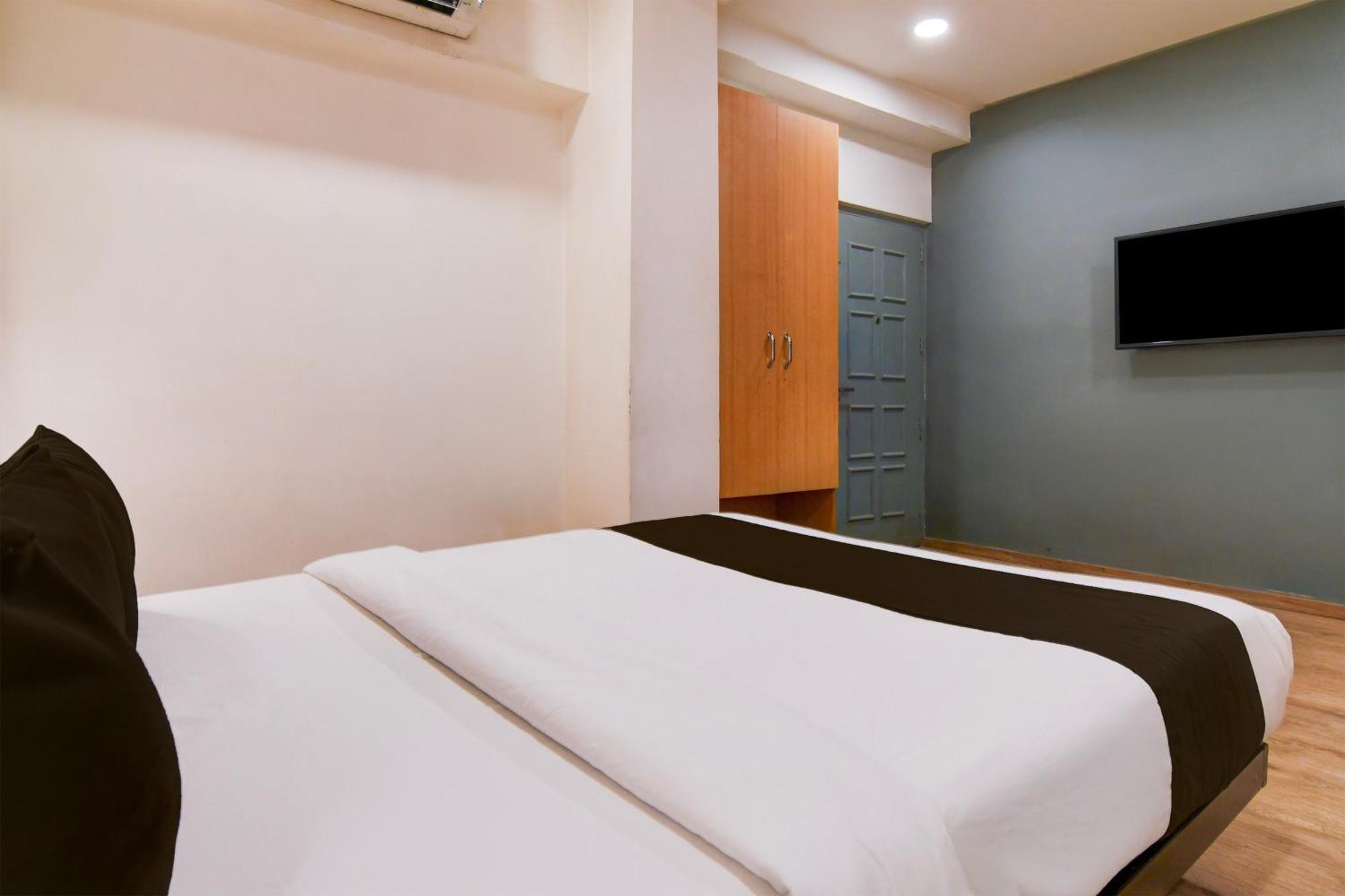 Super Townhouse Vip Road Formerly The Sky Kolkata Exterior photo