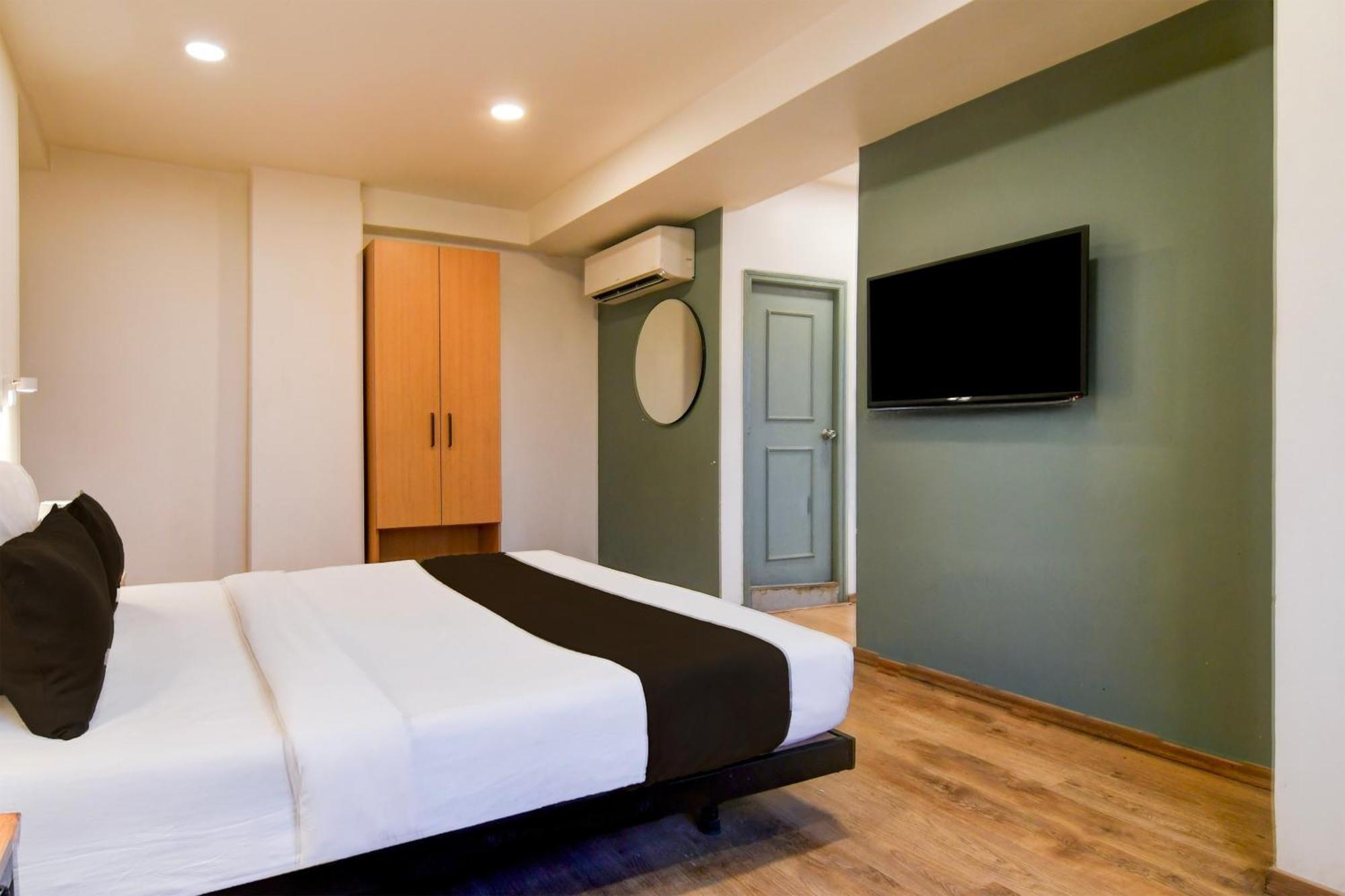 Super Townhouse Vip Road Formerly The Sky Kolkata Exterior photo