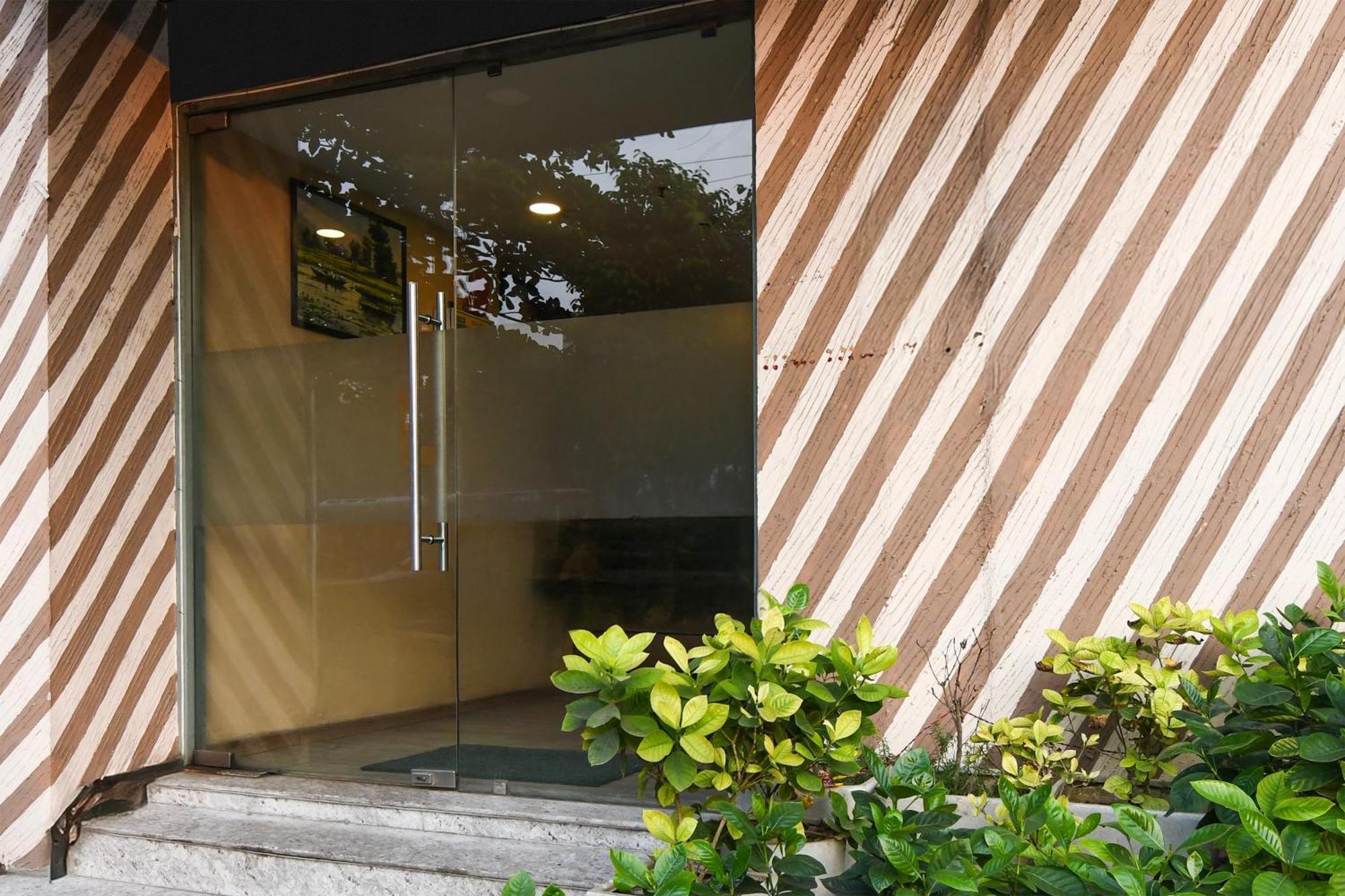 Super Townhouse Vip Road Formerly The Sky Kolkata Exterior photo